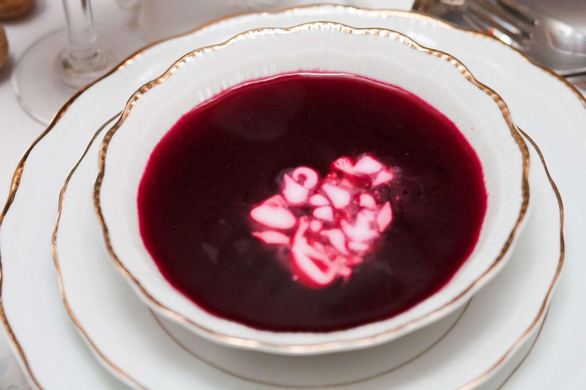 Barszcz czerwony z uszkami - w niektórych regionach zastępowany białym żurem lub zupą rybną.