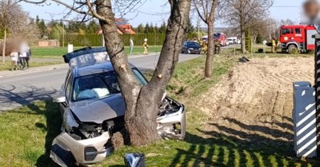 Zderzenie hondy z volvo. Jedno z aut zjechało do rowu