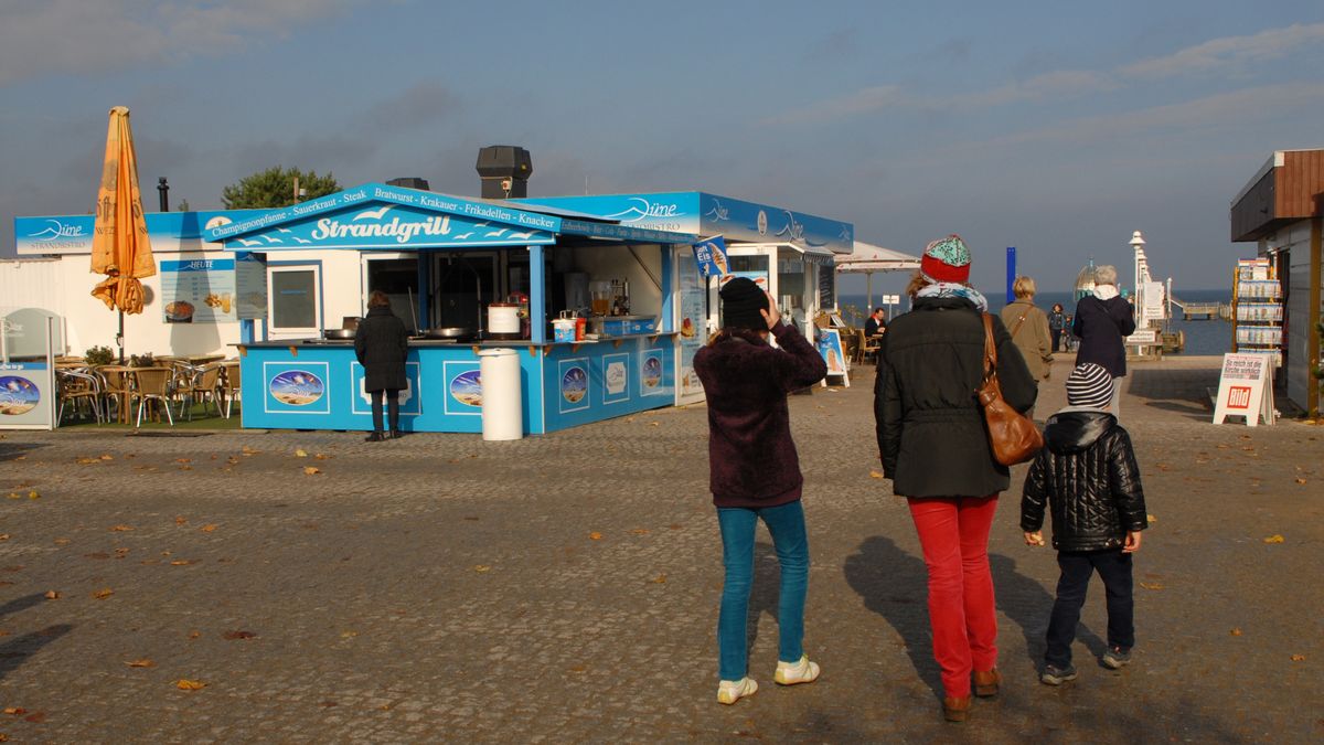 Kiosk "Strandgrill", Ostseebad Zinnowitz, Ostsee-Insel Usedom, Mecklenburg-Vorpommer
Kiosk "Strandgrill", Ostseebad Zinnowitz, Ostsee-Insel Usedom, Mecklenburg-Vorpommern, Deutschland, Europa, Ostseeinsel, Reise, DIG, AS, Urlauber, ; P.-Nr.: 751/2013, 15.10.2013;  (Photo by Peter Bischoff/Getty Images)
Peter Bischoff