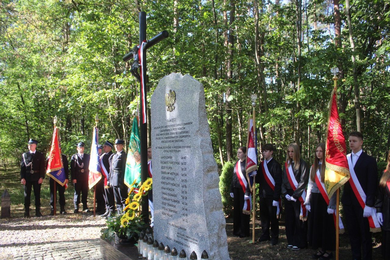 Kalisko: W powiecie bełchatowskim mieszkańcy uczcili pamięć 12 cywilów zamordowanych we wrześniu 1939 roku przez niemieckich żołnierzy