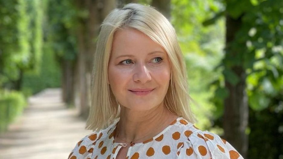 Małgorzata Kożuchowska cieszy się końcówką lata, przesiadując w ogrodzie w fikuśnej stylizacji 
