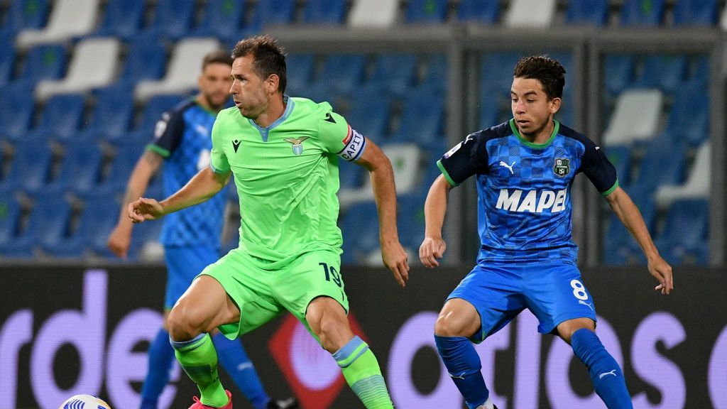 Zdjęcie okładkowe artykułu: Getty Images / Marco Rosi - SS Lazio / Na zdjęciu od lewej: Senad Lulic z Lazio i Maxime Lopez z Sassuolo