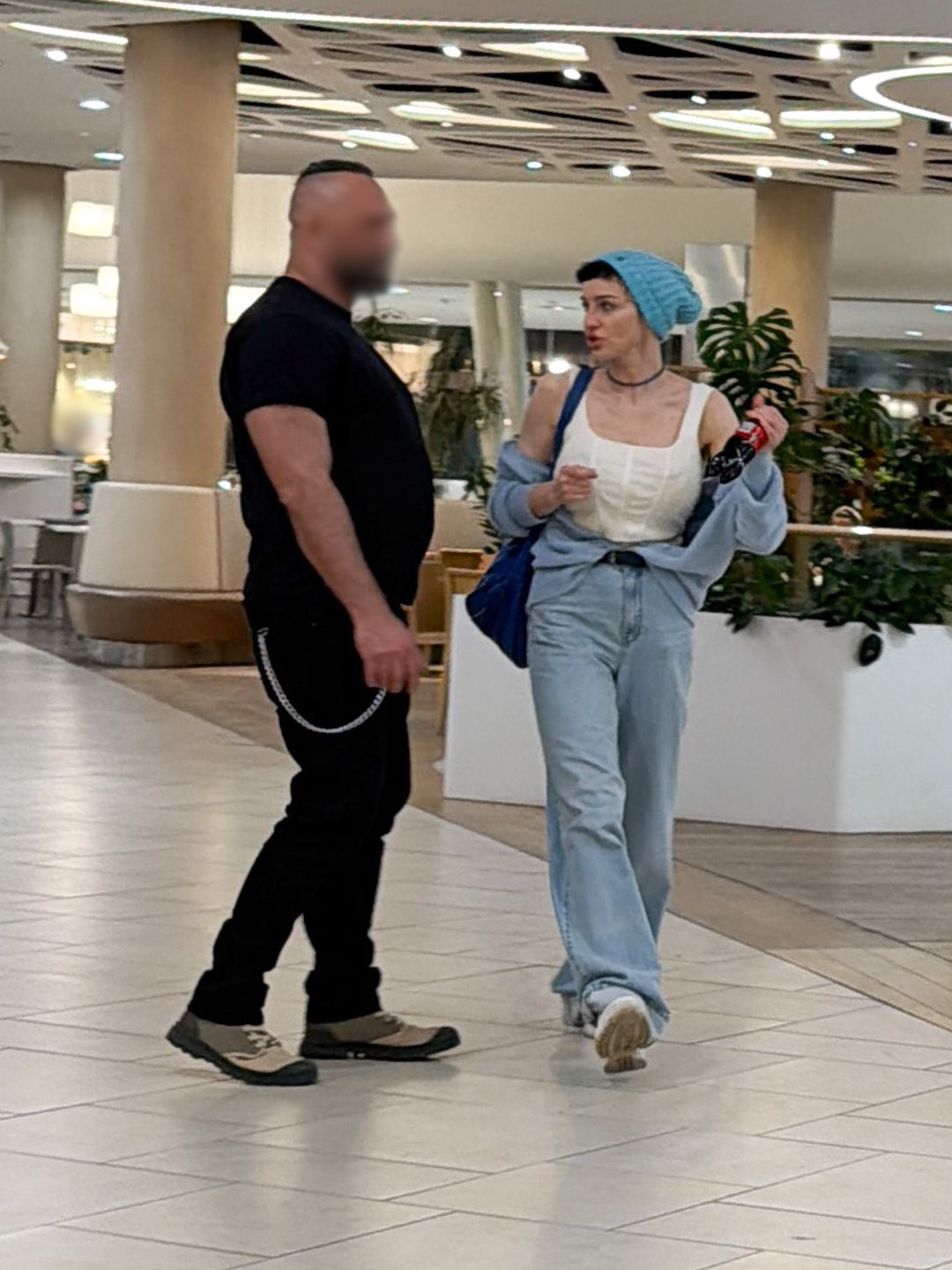 Maja Hirsch podczas wizyty w centrum handlowym