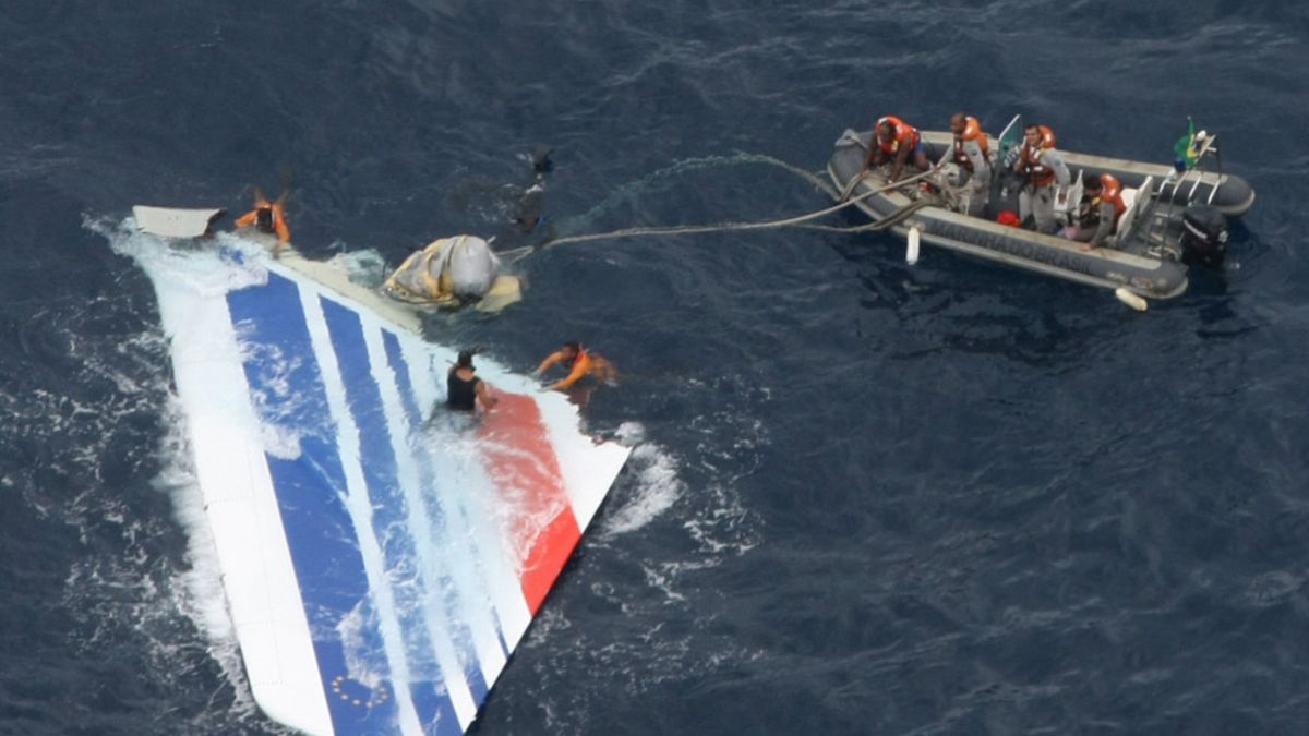 Szczątku samolotu linii Air France, który rozbił się na wodach Atlantyku w 2009 roku. Tak brzmiała ostatnia rozmowa pilotów. 