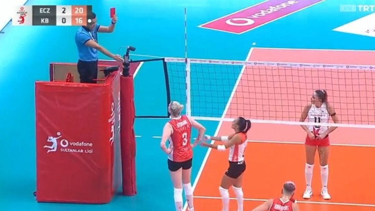 Twitter / x.com/Temmzvolley / Na zdjeciu: Magdalena Stysiak otrzymuje czerwoną kartkę w meczu ligi tureckiej