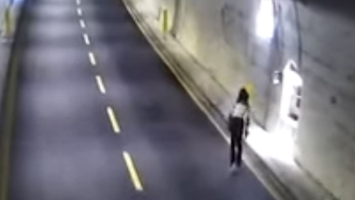 Kobieta jechała na wrotkach autostradą.