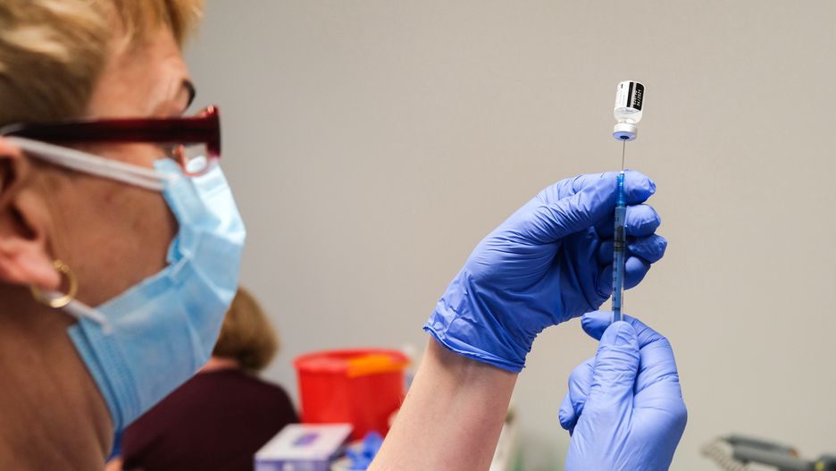 Szczepienia przeciw COVID. Zmarnowane dawki? Nowe problemy