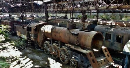 Jechały prosto do Auschwitz. "Pociągi śmierci" wciąż stoją na Węgrzech