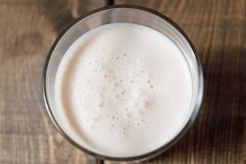 Ile kefiru można wypić w ciągu dnia? Mało kto się nad tym zastanawia, a to wpływa na jelita