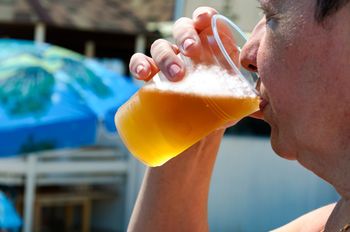 Największy mit o trzeźwieniu. Hepatolog ostrzega pijących