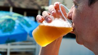 Największy mit o trzeźwieniu. Hepatolog ostrzega pijących