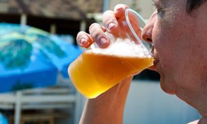 Największy mit o trzeźwieniu. Hepatolog ostrzega pijących