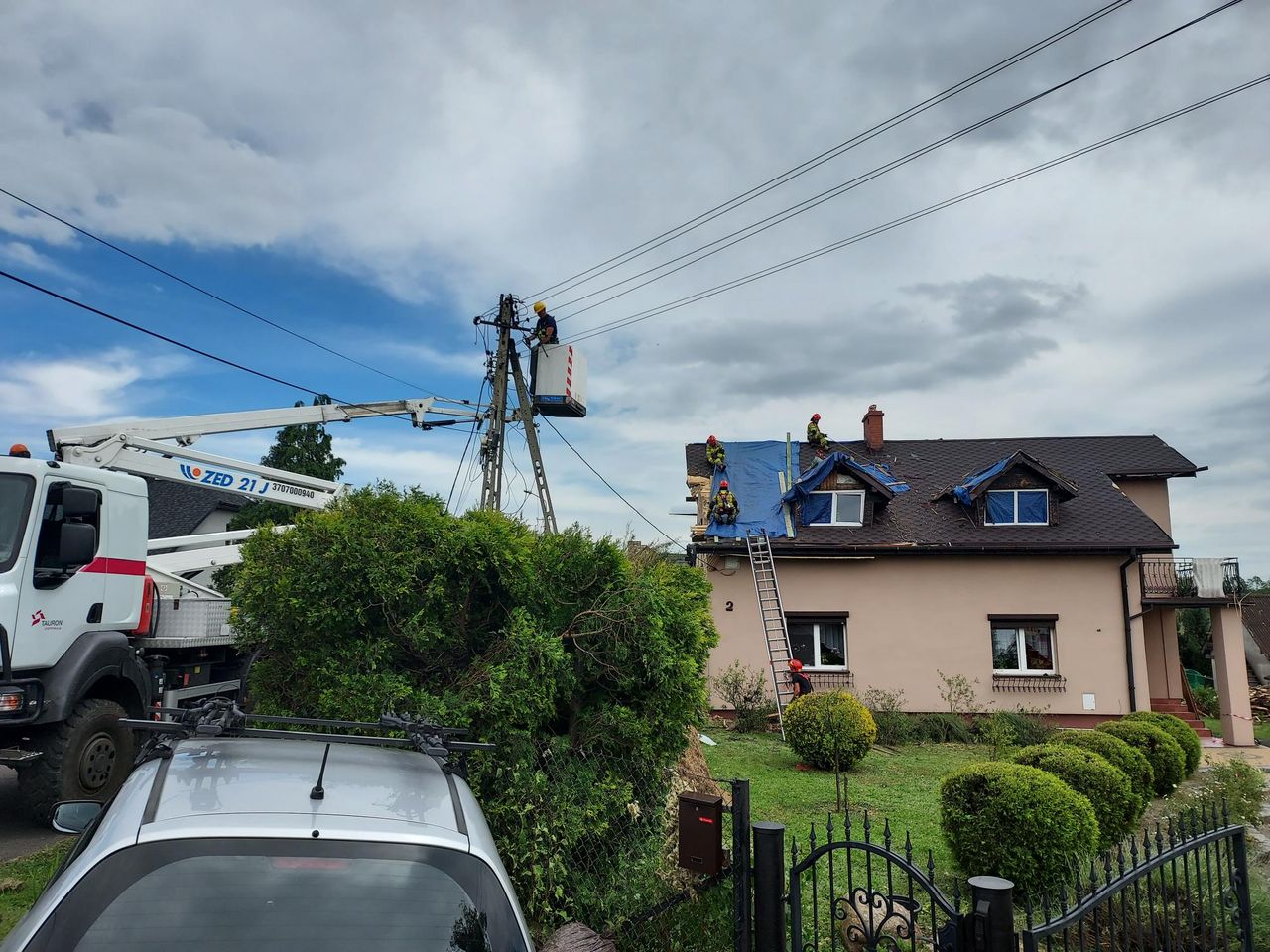 Nawałnica w powiecie opatowskim. Podtopienia w gminach Tarłów i Lipnik. Zerwane dachy, powalone drzewa
