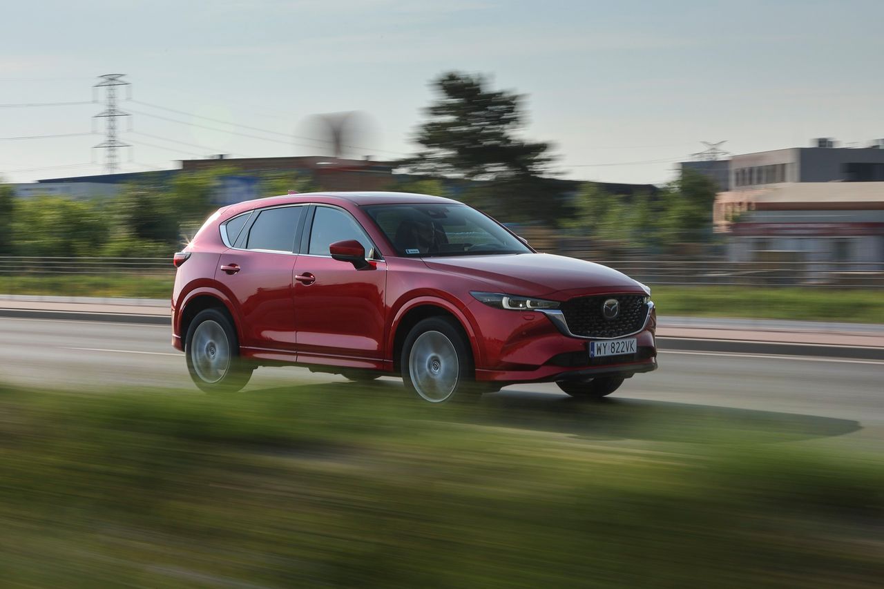 Test: Mazda CX-5 z 2,5-litrowym silnikiem benzynowym. Czy pójście wbrew trendom się opłaciło?