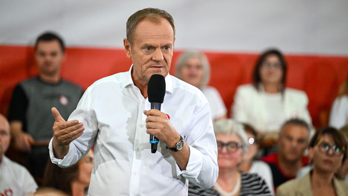 Rzeszów, 05.10.2023. Kampania wyborcza do parlamentu 2023. Przewodniczący Platformy Obywatelskiej Donald Tusk podczas otwartego spotkania z mieszkańcami w siedzibie Wyższej Szkoły Prawa i Administracji w Rzeszowie, 5 bm. (jm) PAP/Darek Delmanowicz