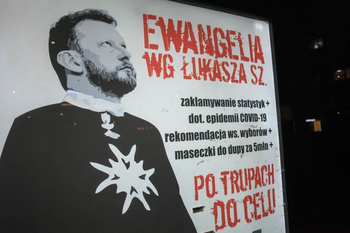 Plakaty z Łukaszem Szumowskim na przystankach. "Zakłamywanie statystyk"