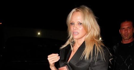 Pamela Anderson nie jest w najlepszej formie. Wyszła na ulicę w samej marynarce!