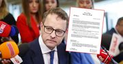 Pełnomocnik Romanowskiego pokazuje pismo. "Składam zawiadomienie"