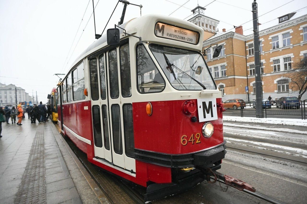 Historyczne tramwaje wyjeżdżają na warszawskie ulice kilka razy w roku przy okazji różnych świąt.