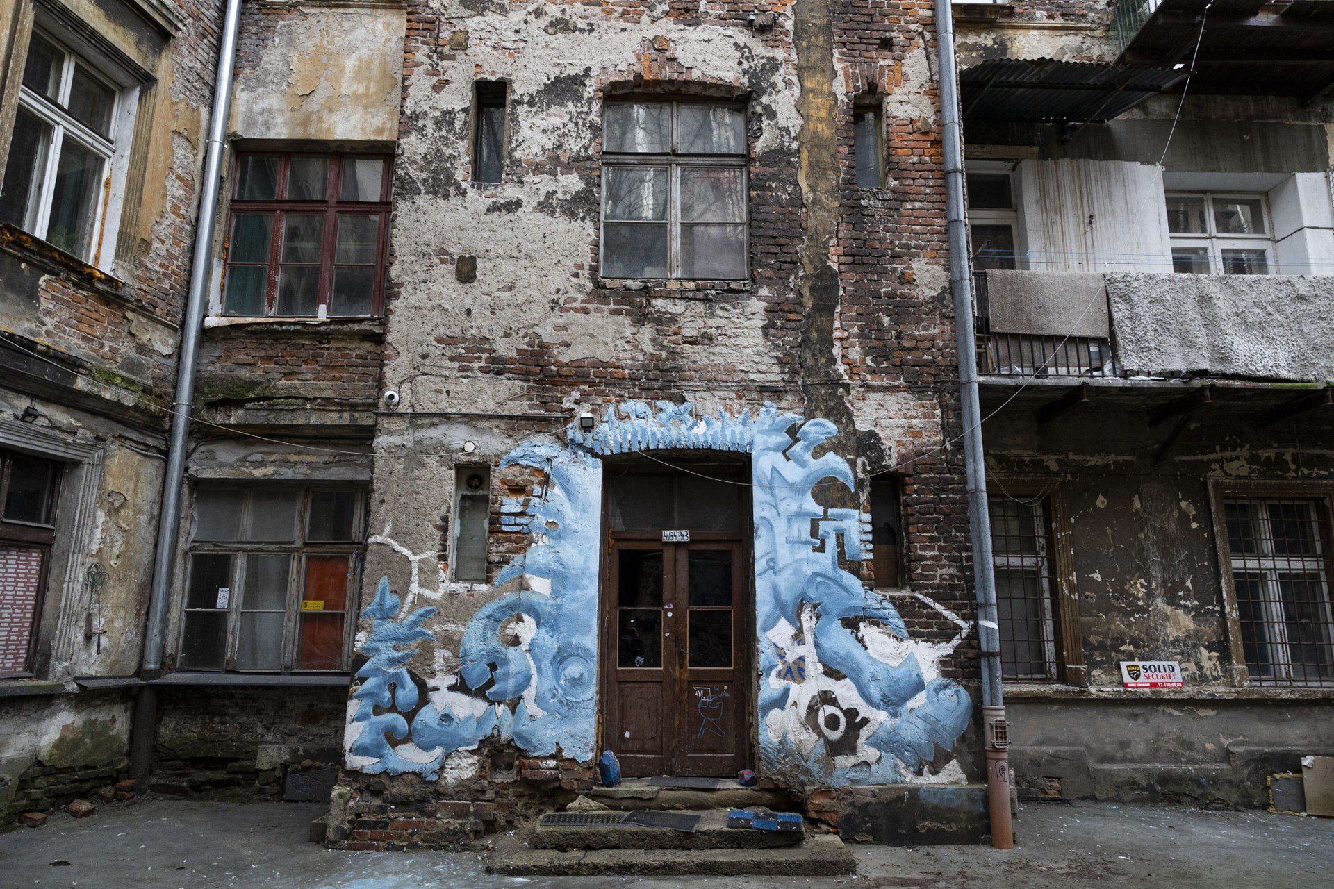 Kamienica i podwórko w sercu Krakowa inna niż wszystkie. Groza, graffiti i Matka Boska