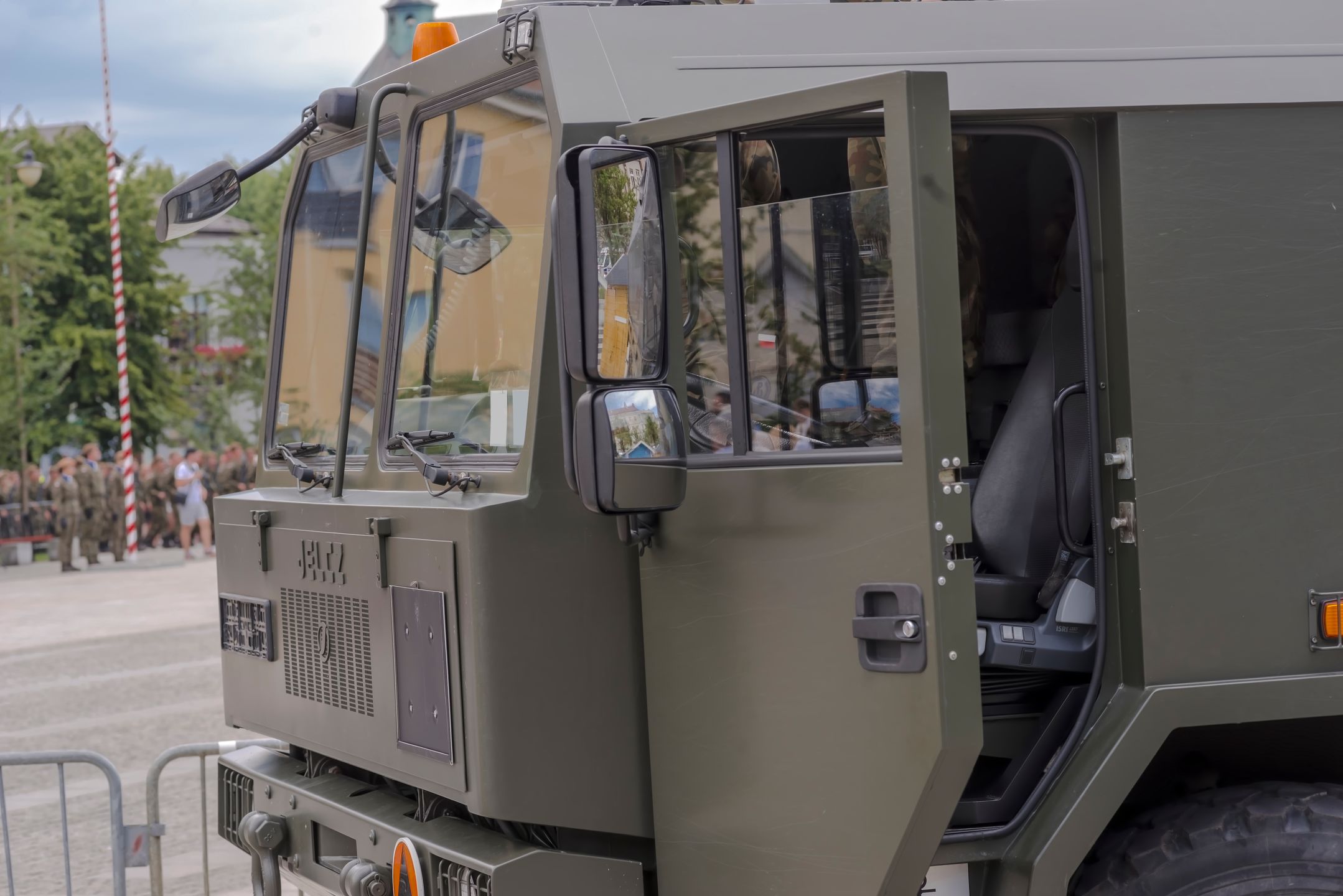 produkcja, transport, wojskowy, ceremonia, terenowy, kanciasty, lekko opancerzony, pojazd, asfalt, polska, polski, kwadrat, osoba, jelcz, wot, lipiec, 2023, of-road, miasto, wojsko, samochód, furgonetka, plac miejski, polska produkcja, wojskowa ceremonia, fabryka, machina, medyczne, bisnes, izba, ambulans, technologia, komputer, auta, maszyneria, metal, druk, stal