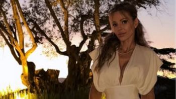 Doda w zmysłowej kreacji. Pozuje jak gwiazda Hollywood i odsłania zgrabne nogi