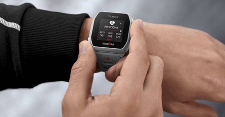 Pierwszy smartwatch Timex wytrzyma 25 dni między ładowaniami