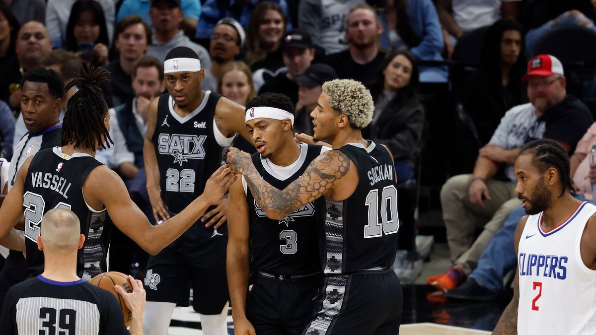 Getty Images / Ronald Cortes / Na zdjęciu: Koszykarze podczas meczu NBA. Z numerem 10 Jeremy Sochan.