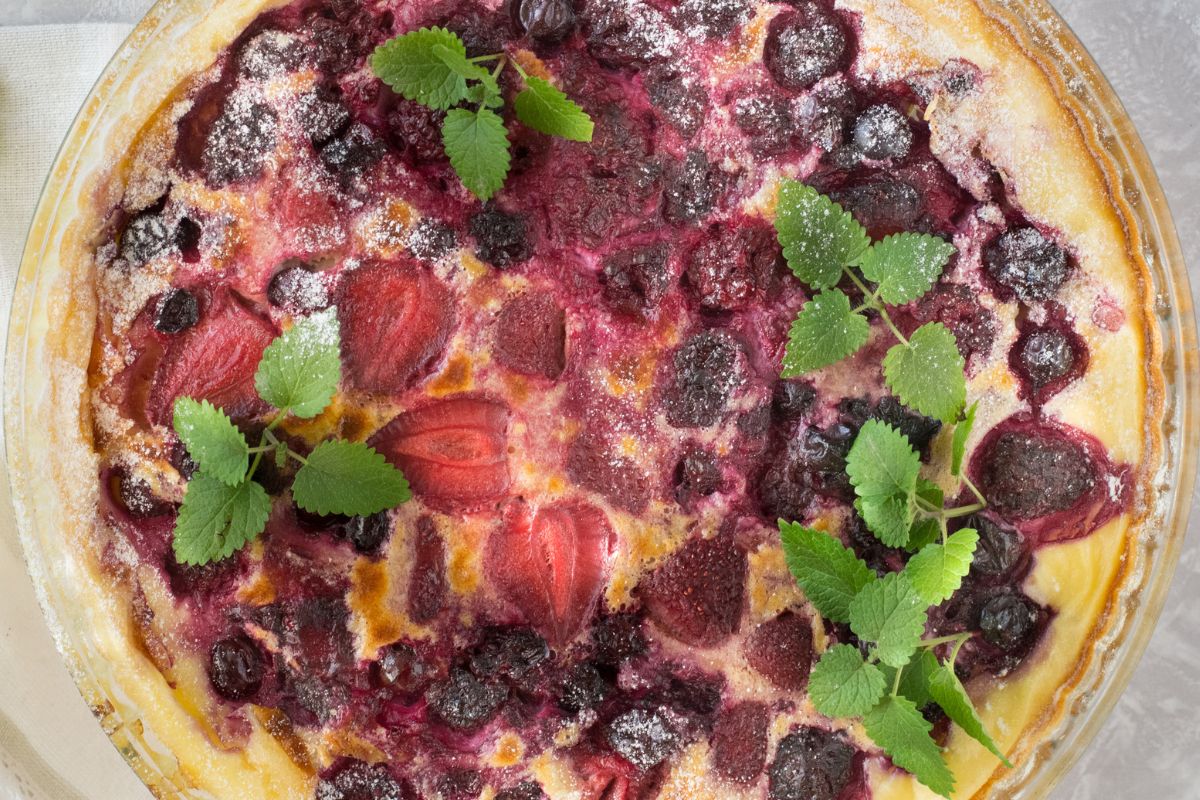 Prosty przepis na omlet z truskawkami. Zawsze wyrasta i jest przepyszny
