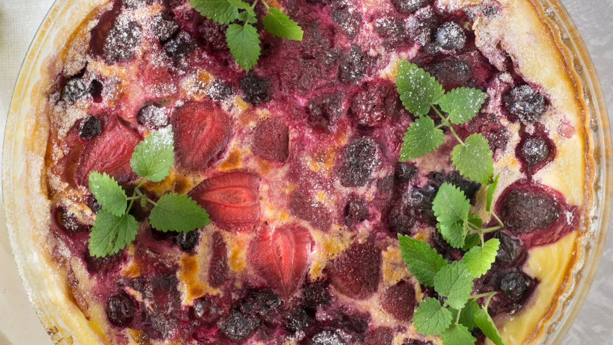 Omlet z truskawkami i innymi owocami sezonowymi