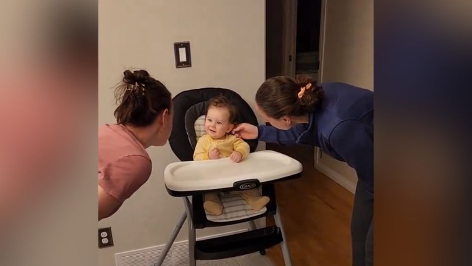 Dziecko poznaje ciocię - bliźniaczkę swojej mamy