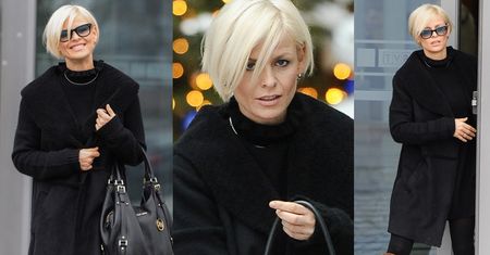 Uśmiechnięta Mandaryna wychodzi z TVP. Wygląda na 38 lat?