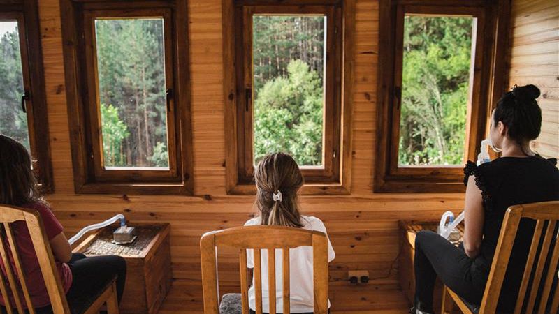 Pacjenci wdychają powietrze z uli 