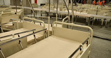 Koronawirus w Polsce. Zakażenia u niemal 500 studentów. Są przewożeni do izolatorium