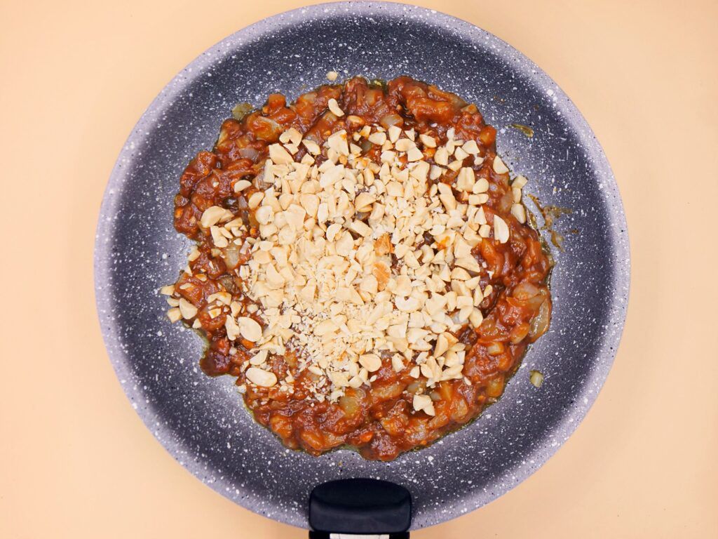 Burger z wołowiną i sosem orzechowym przepis