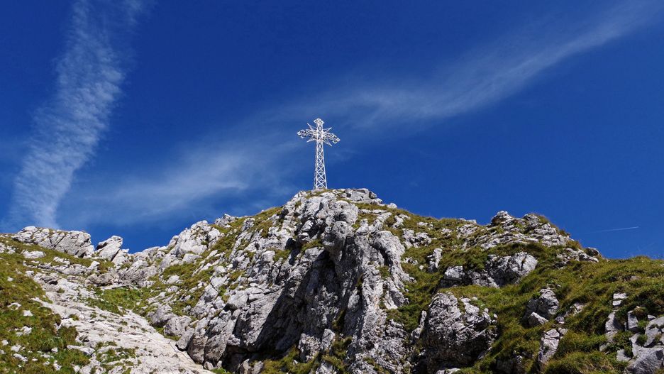 Zakopane. Tęczowa flaga na krzyżu na Giewoncie. Wierni przepraszają