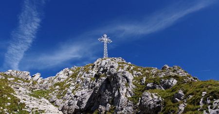 Zakopane. Tęczowa flaga na krzyżu na Giewoncie. Wierni przepraszali podczas modlitwy