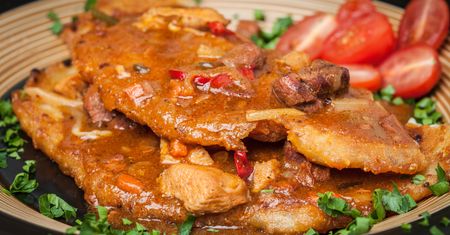Do placków ziemniaczanych robię prosty gulasz. Smak to 10 na 10