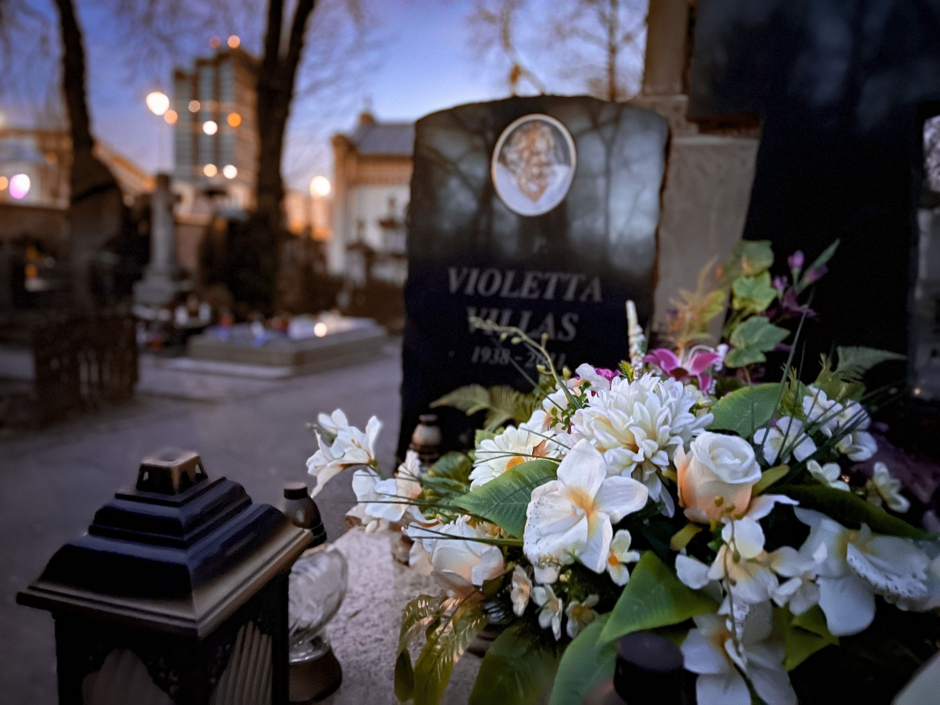 Grób Violetty Villas. Zdjęcia wykonane 5 grudnia 2021 r.