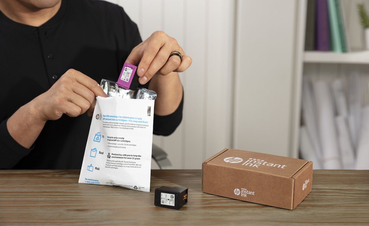 Przesyłka od HP Instant Ink. Otrzymujesz nowy tusz/toner. Odsyłasz zużyte opakowanie. 