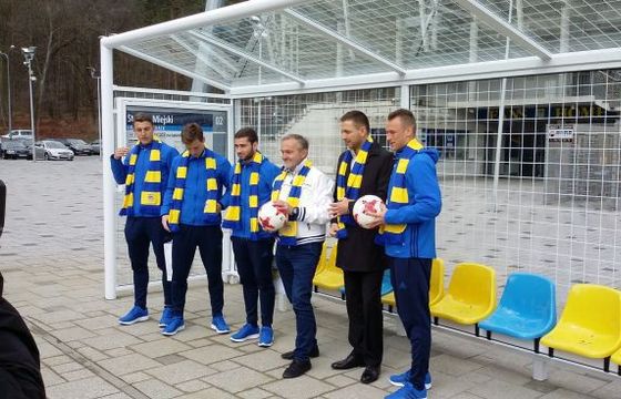 AMS postawił przed stadionem Arki Gdynia wiatę przystankową jak piłkarską bramkę