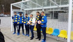 AMS postawił przed stadionem Arki Gdynia wiatę przystankową jak piłkarską bramkę