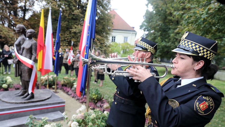 Warszawa, 02.10.2021. Zakończenie obchodów 77. rocznicy Powstania Warszawskiego. Odsłonięcie pomnika "Kobietom Powstania Warszawskiego" na pl. Krasińskich w Warszawie, 2 bm. (kf) PAP/Tomasz Gzell