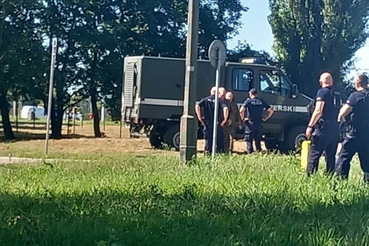 Policja i saperzy przy starym moście na al. Andersa