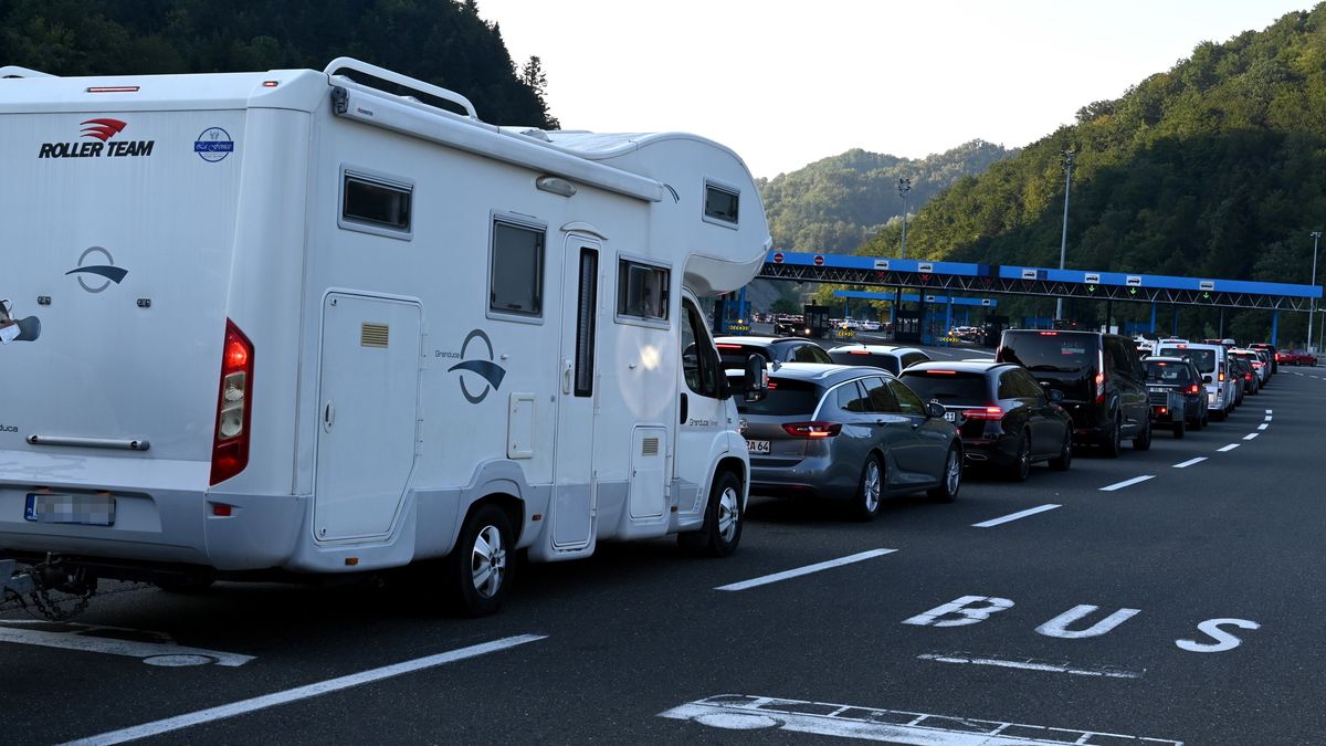 Według "Deutsche Welle" po zmianie przepisów korki na słoweńskich granicach sięgały nawet 12 godzin