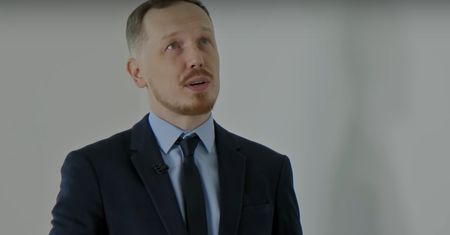 Znany stand-uper wyśmiewa patodeweloperkę. "Dla mnie jest to sztuką"