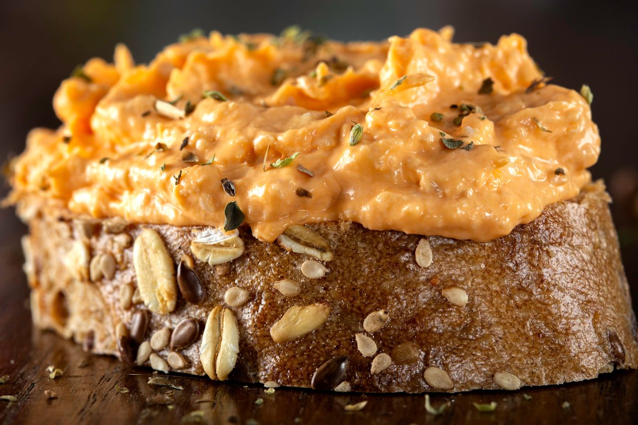 Wielkanocna pasta jajeczna z nietypowym dodatkiem. Będzie hitem śniadania