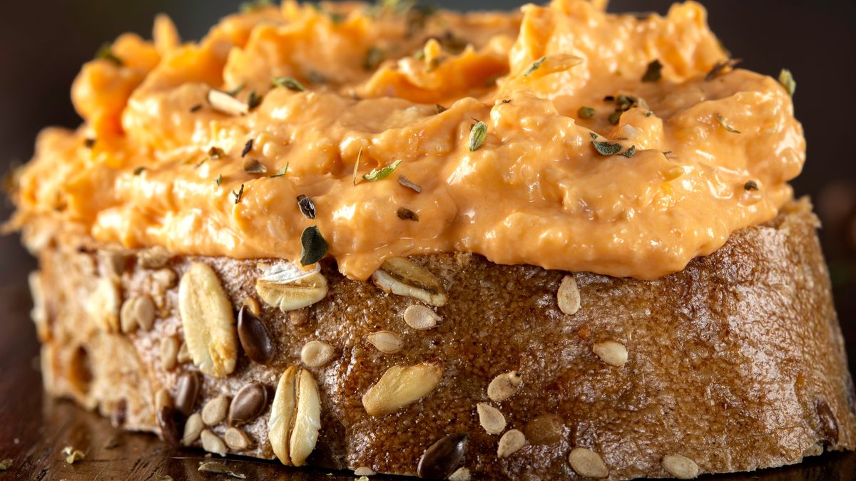 Jak zrobić pastę jajeczną z suszonymi pomidorami?