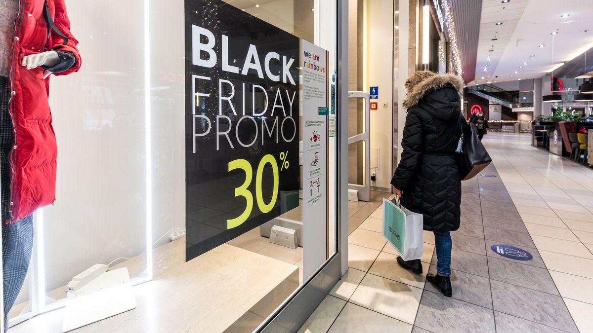 Black Friday powstał z myślą o sklepach stacjonarnych. Klienci korzystają też na obniżkach cen online. (Zdj. ilustracyjne)