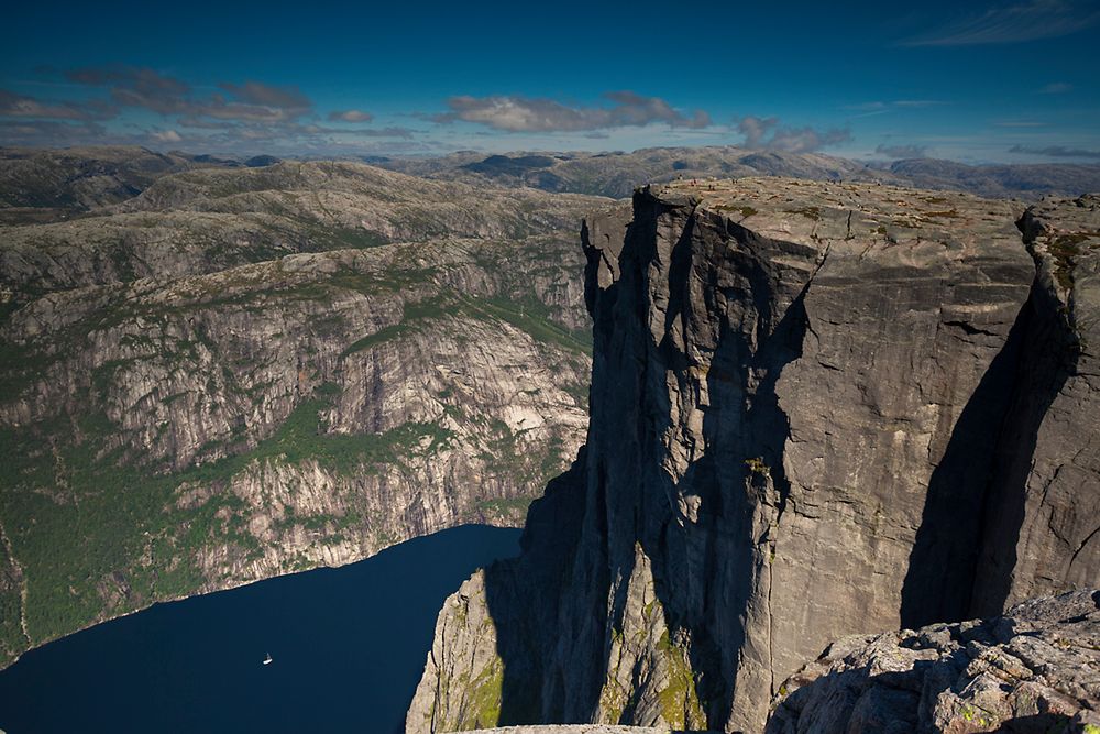 Na czubku tej ściany można dostrzec mój namiot. Urwisko liczy ponad 900 m!